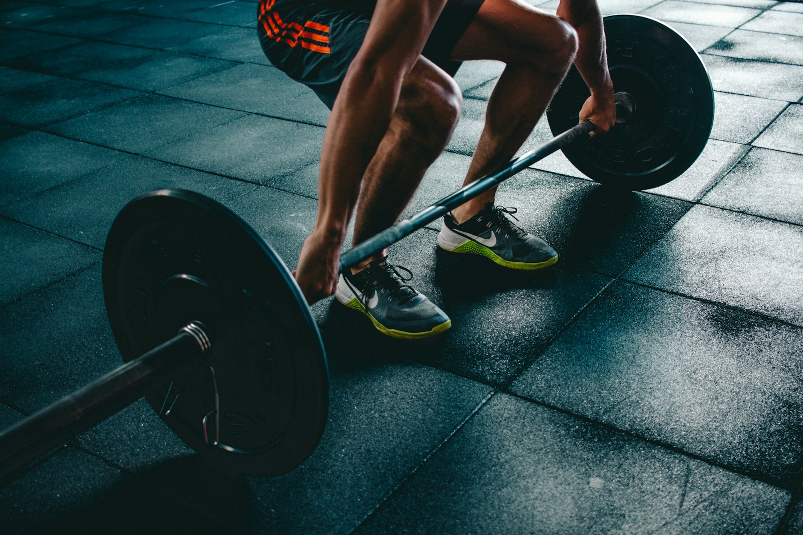 Barbell Knurling Explained: Grip Without the Guesswork illustrated with a relevant scene